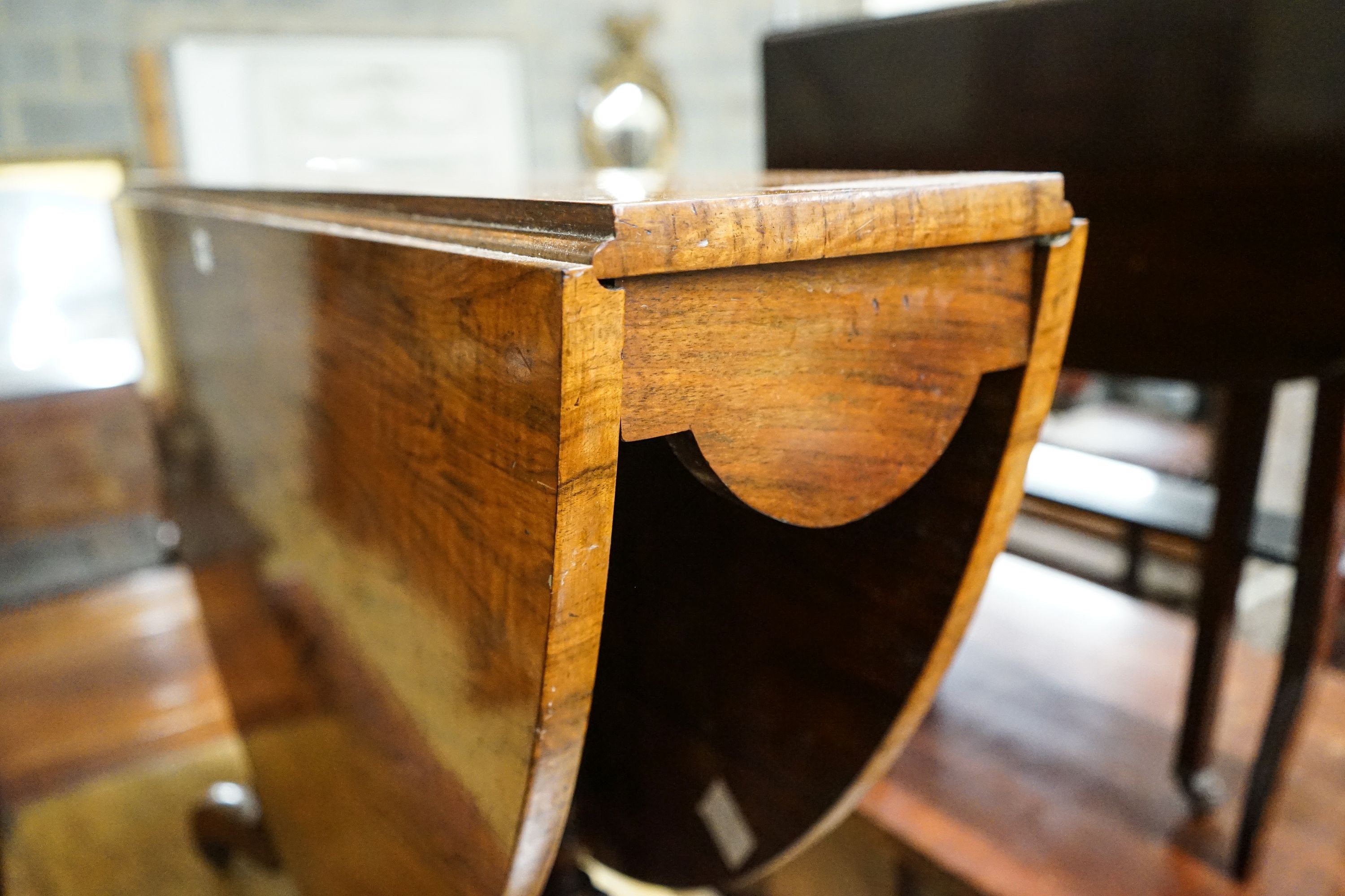 A Victorian figured walnut oval Sutherland table on turned supports and quadripartite scrolled legs, 118cm extended, width 100cm, height 73cm